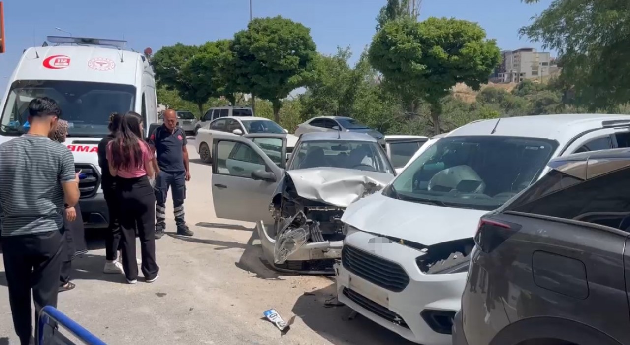 Besnide iki otomobil çarpıştı: 3 yaralı