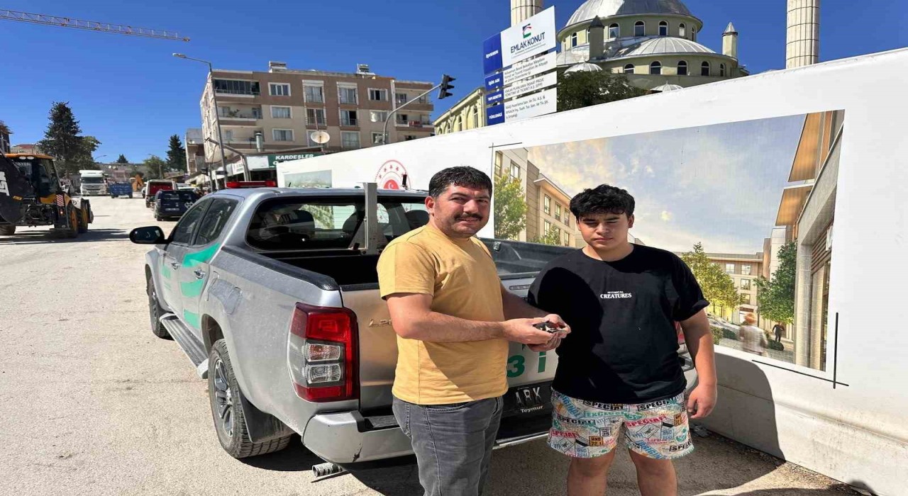 Besnide yaralı halde bulunan ağaçkakan koruma altına alındı