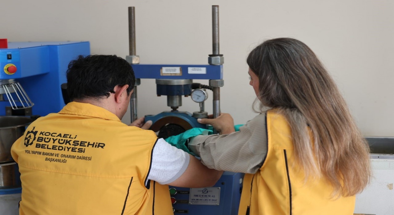 Betonun, asfaltın ve zeminin kalitesi burada ölçülüyor