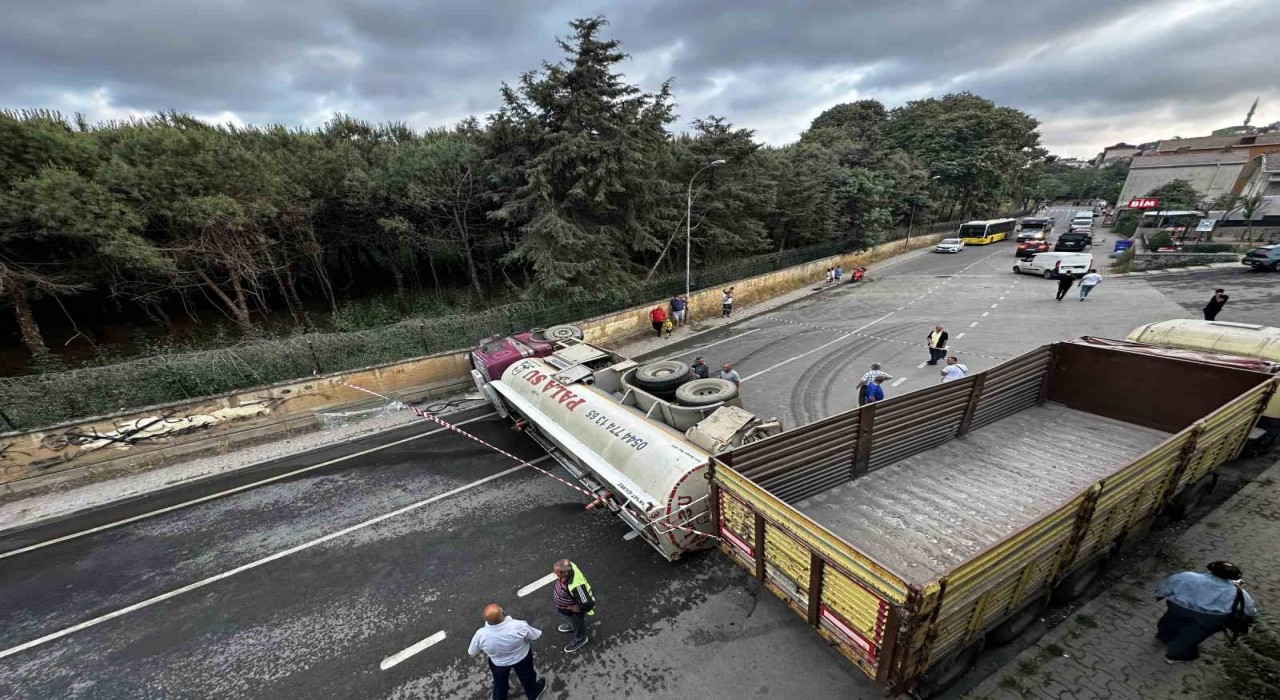 Beykozda su tankeri geri manevra yaparken devrildi: 1 yaralı