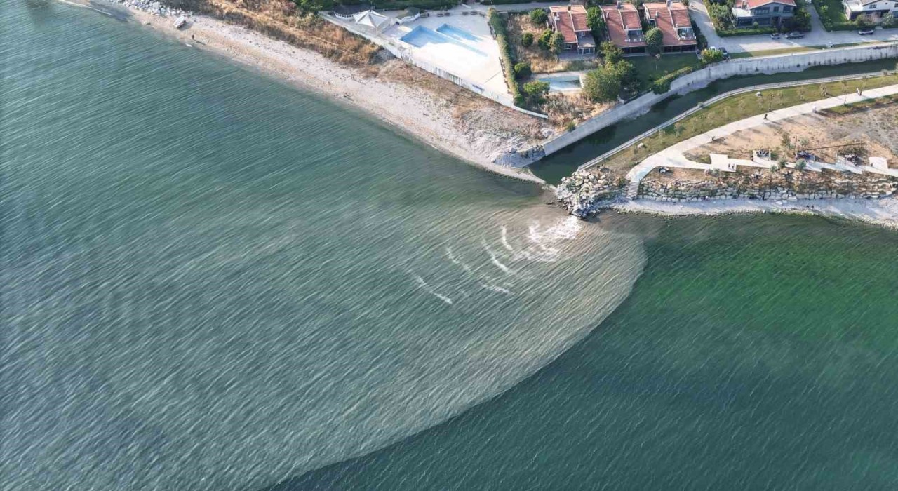 Beylikdüzünde denize karışan kanalizasyon suyu nedeniyle deniz kahverengine döndü
