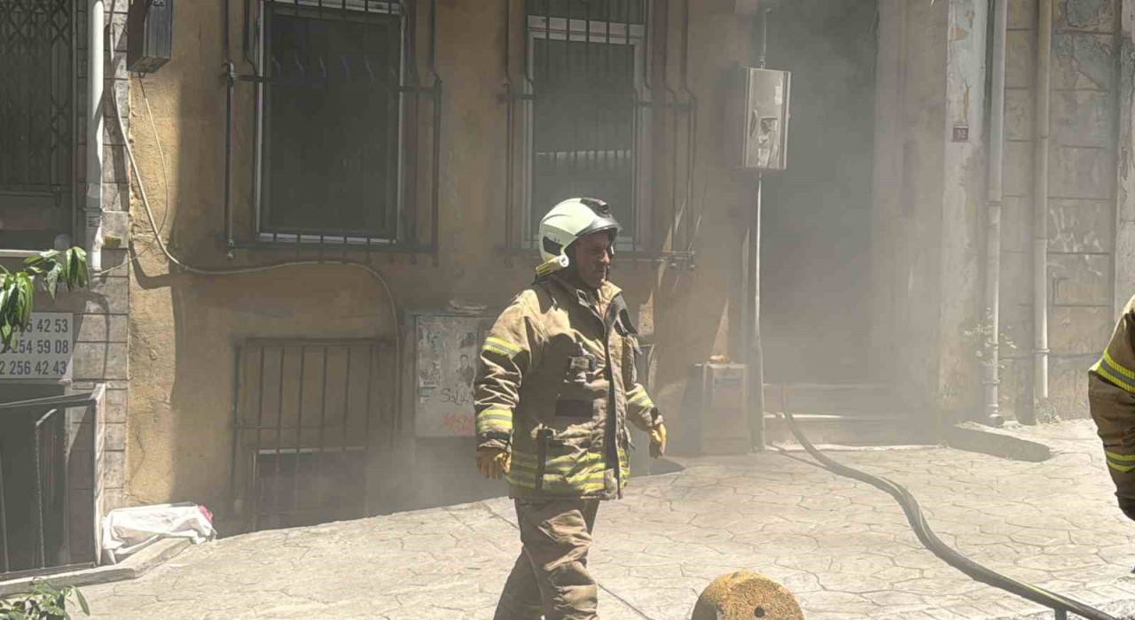 Beyoğluda ütü prizde unutulunca yangın çıktı