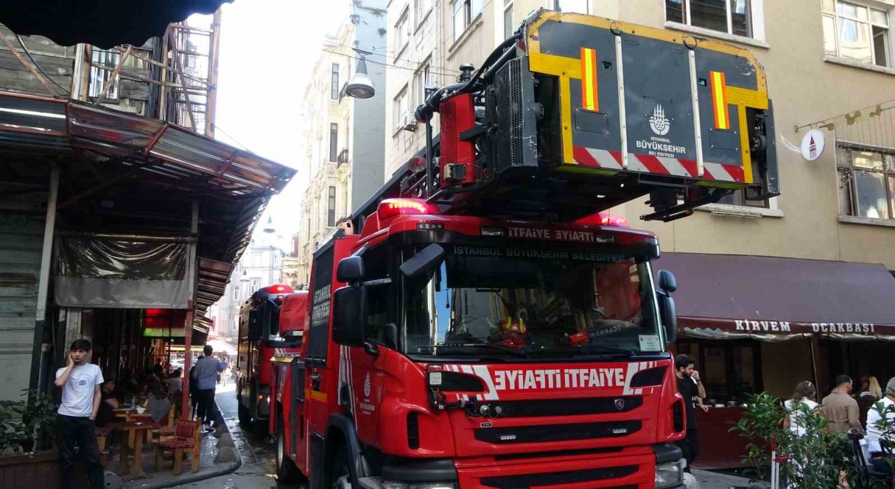 Beyoğlunda 7 katlı iş yerinde korkutan yangın