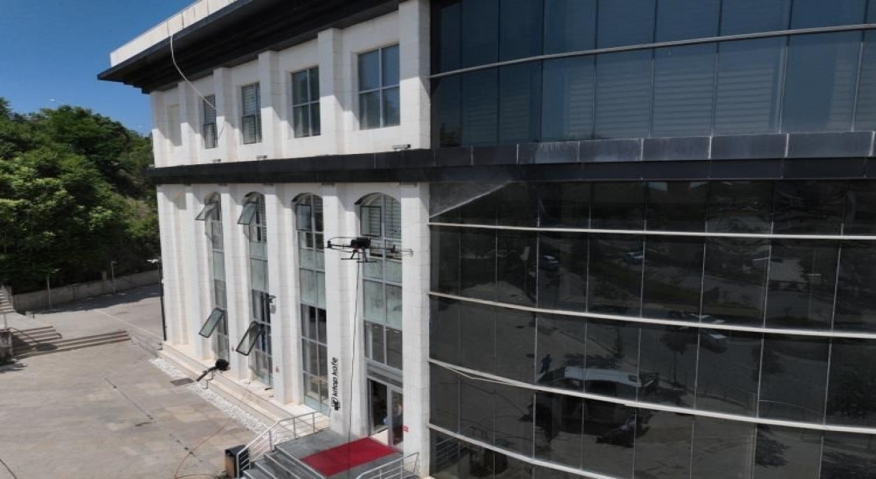 Bilecik Belediyesinden teknolojik temizlik, drone ile dış cephe yıkandı