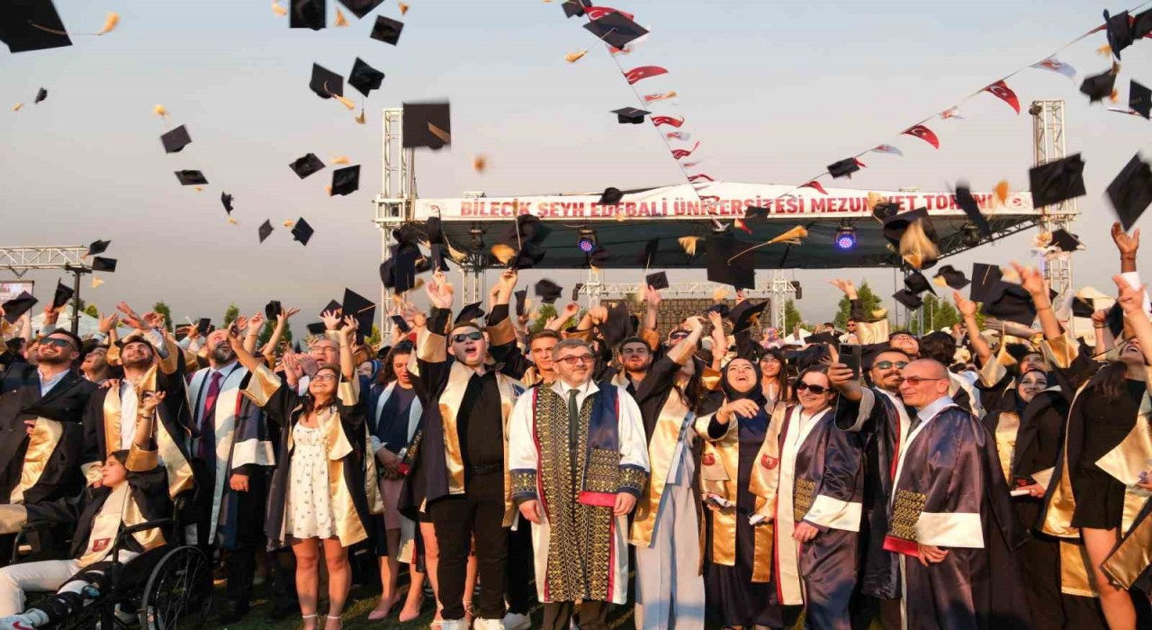 Bilecik Şeyh Edebali Üniversitesinde mezuniyet coşkusu