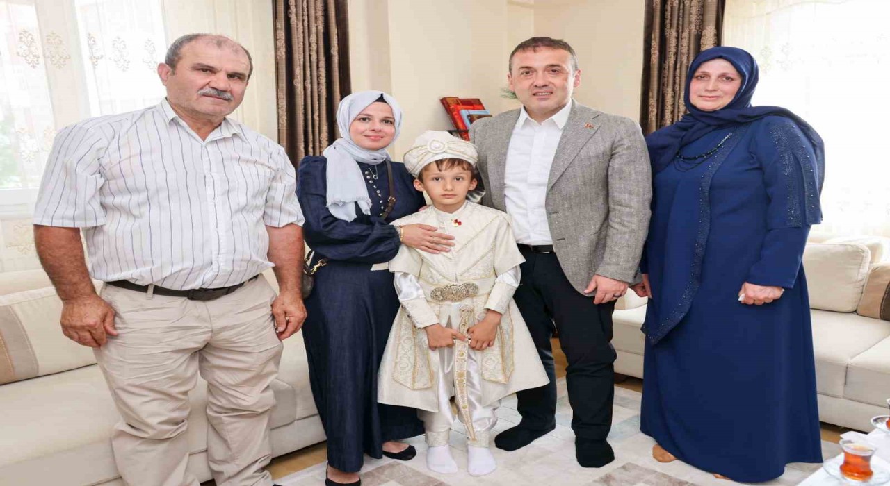 Bilecik Valisi Sözer, kazada hayatını kaybeden bekçi Kemal Badalovun oğlunun sünnet düğününe katıldı