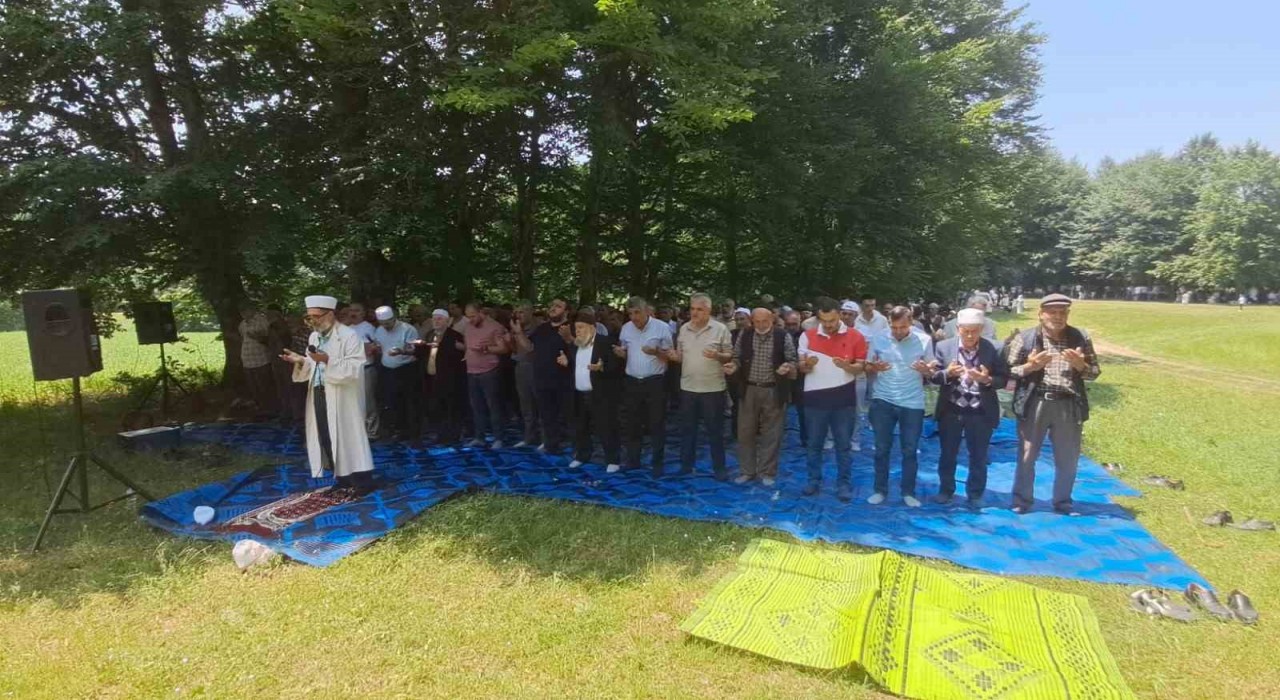 Bilecikte asırlık gelenek sürdü: Yağmur ve şükür duasına onlarca kişi katıldı