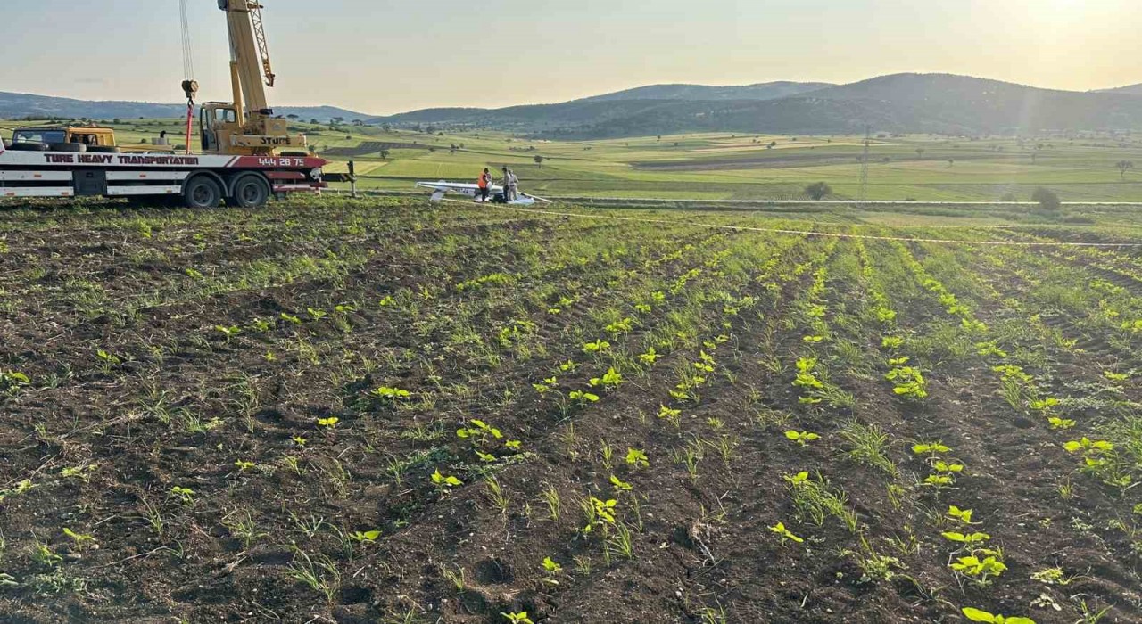Bilecikte düşen uçak, vinç yardımıyla kaldırıldı