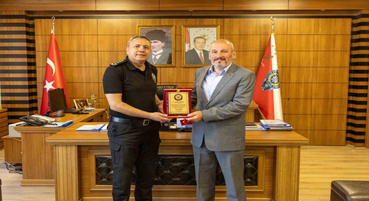 Bilecikte emekliye ayrılan polis memuruna plaket