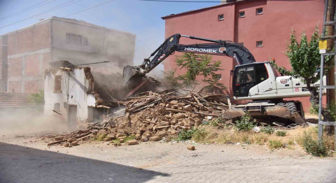 Bilecikte metruk binalar yıkılıyor