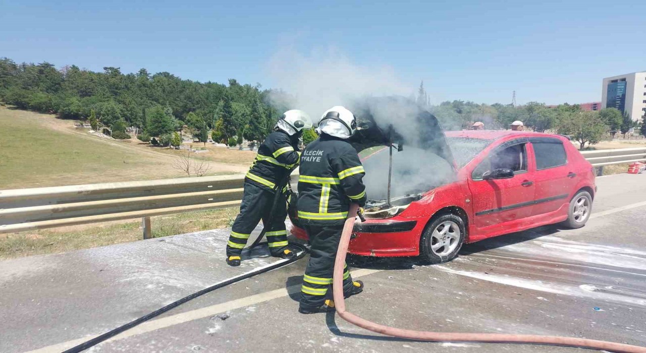 Bilecikte otomobilin motor kısmında çıkan yangını itfaiye ekipleri söndürdü