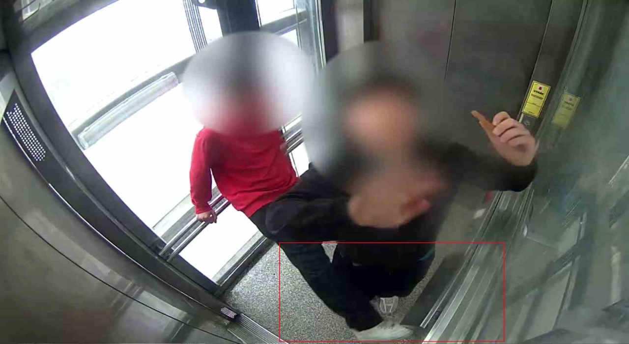 Bindiği asansörün kabin kasetine tekme atarak kırdı