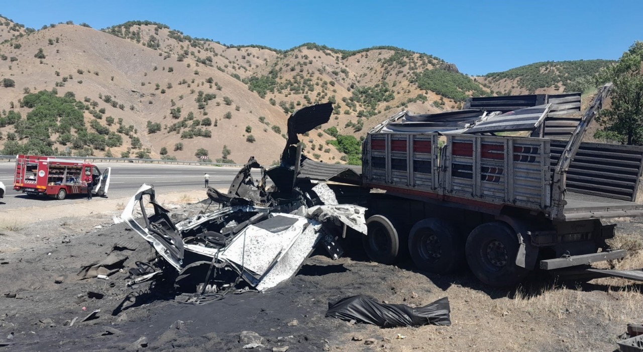 Bingölde demir tozu taşıyan tır devrildi: 1 ölü