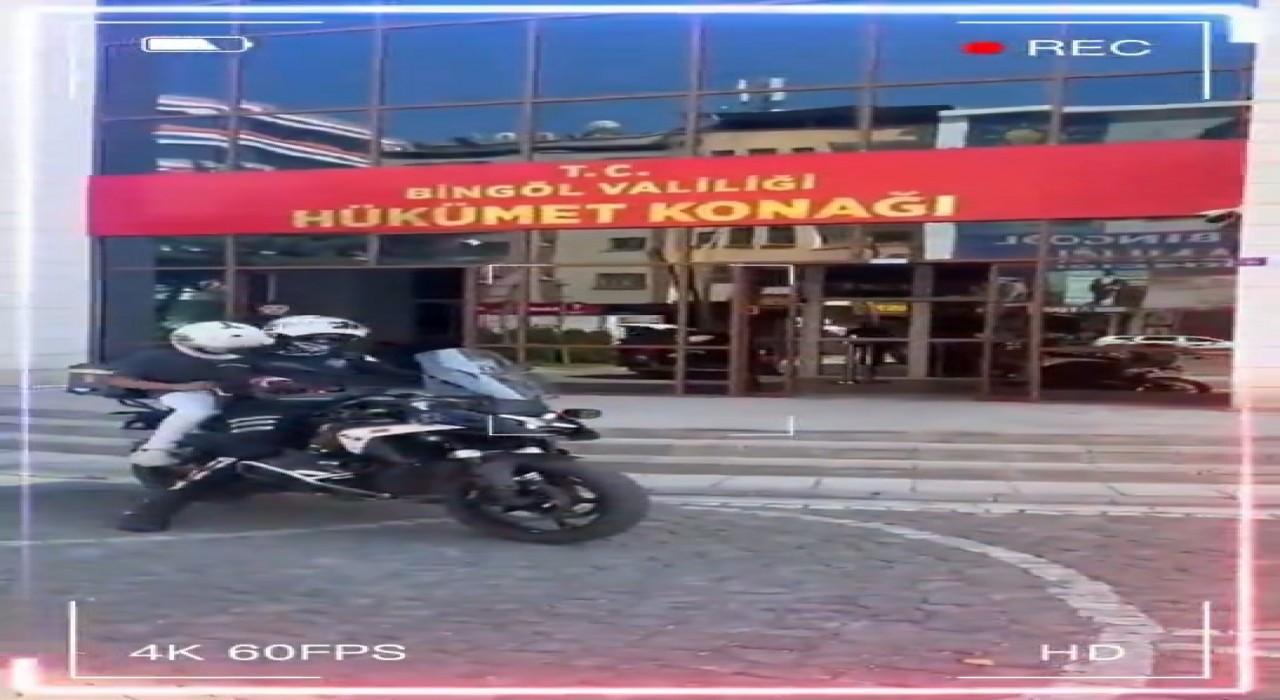 Bingölde sınava geç kalan öğrencileri polisler yetiştirdi