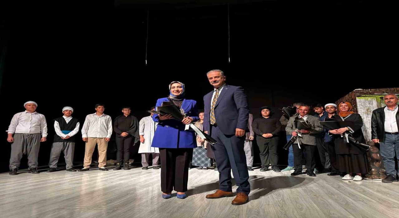 Bir Gönül Yolculuğu Yunus Emre oyunu izleyicilerden tam not aldı