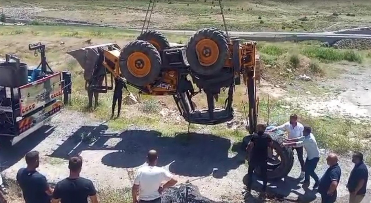 Bitliste iş makinesi kaza yaptı: 1 yaralı