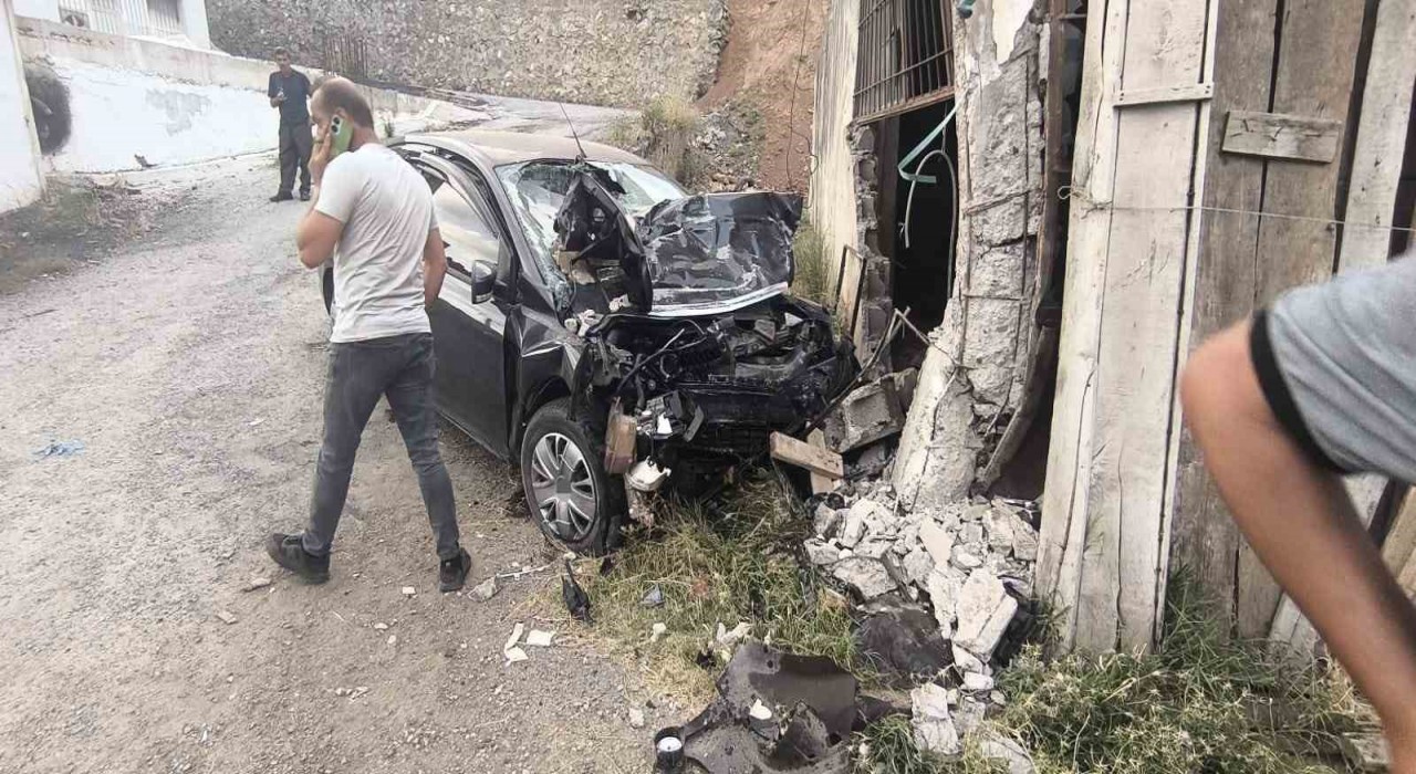 Bitliste otomobil duvara çarptı: 2 ölü, 2 yaralı