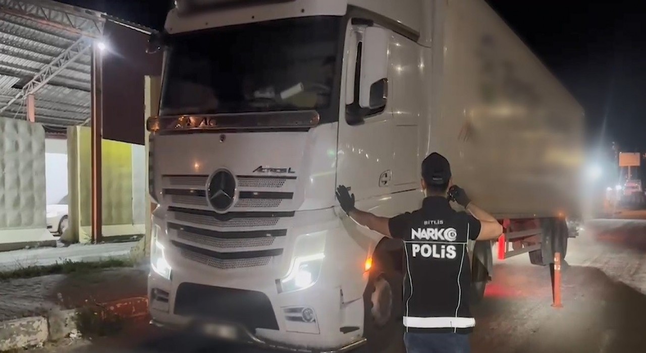 Bitliste salça içinde uyuşturucu ele geçirildi