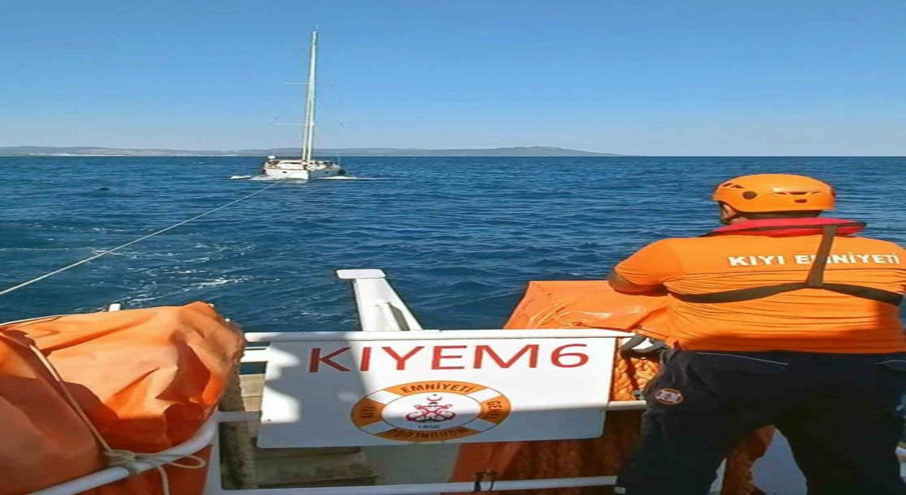 Bodrum açıklarında arızalanan tekneyi KIYEM ekipleri kurtardı