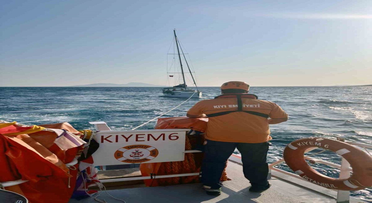 Bodrum açıklarında arızalanan tekneyi KIYEM ekipleri kurtardı