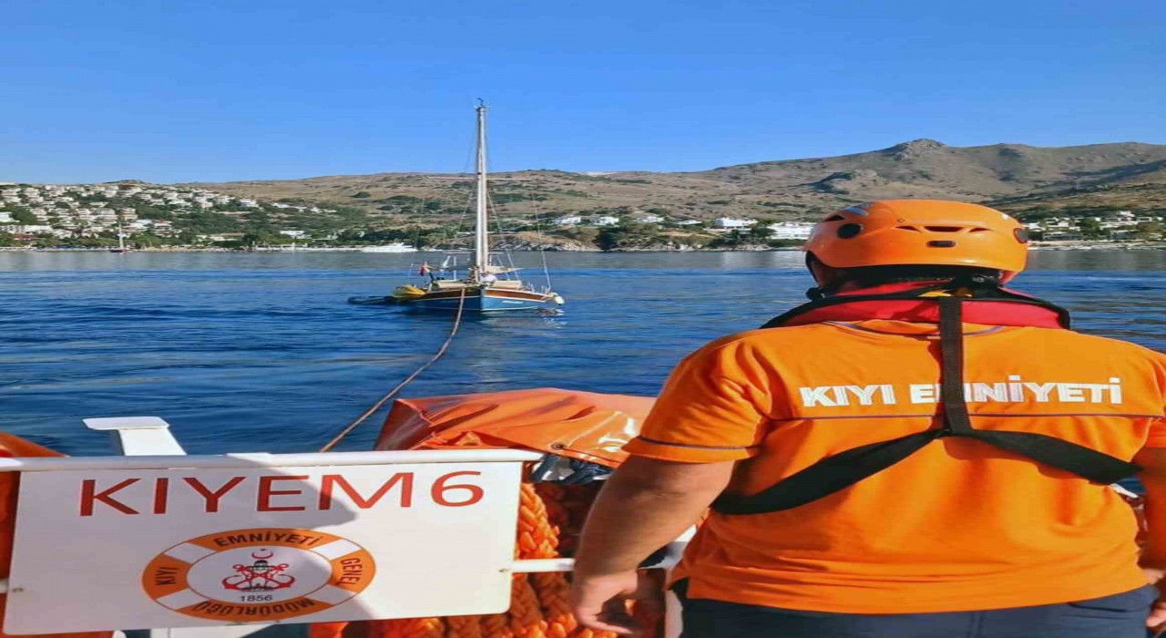 Bodrumda arızalanan ve içinde 2 kişi bulunan tekne KIYEM ekiplerince kurtarıldı