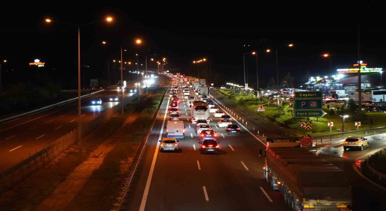 Bolu geçişinde trafik durma noktasına geldi