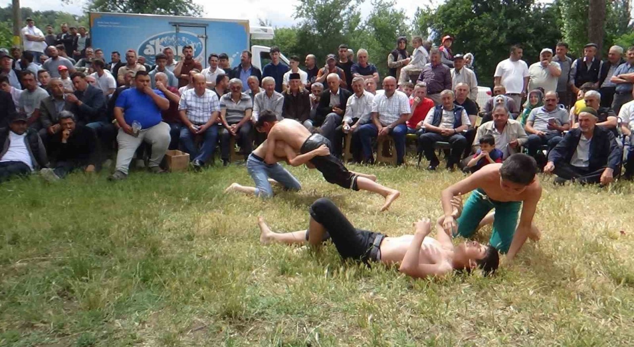 Boluda 200 yıllık geleneğe yoğun ilgi: Kazanlar kaynadı, pehlivanlar kıran kırana güreşti