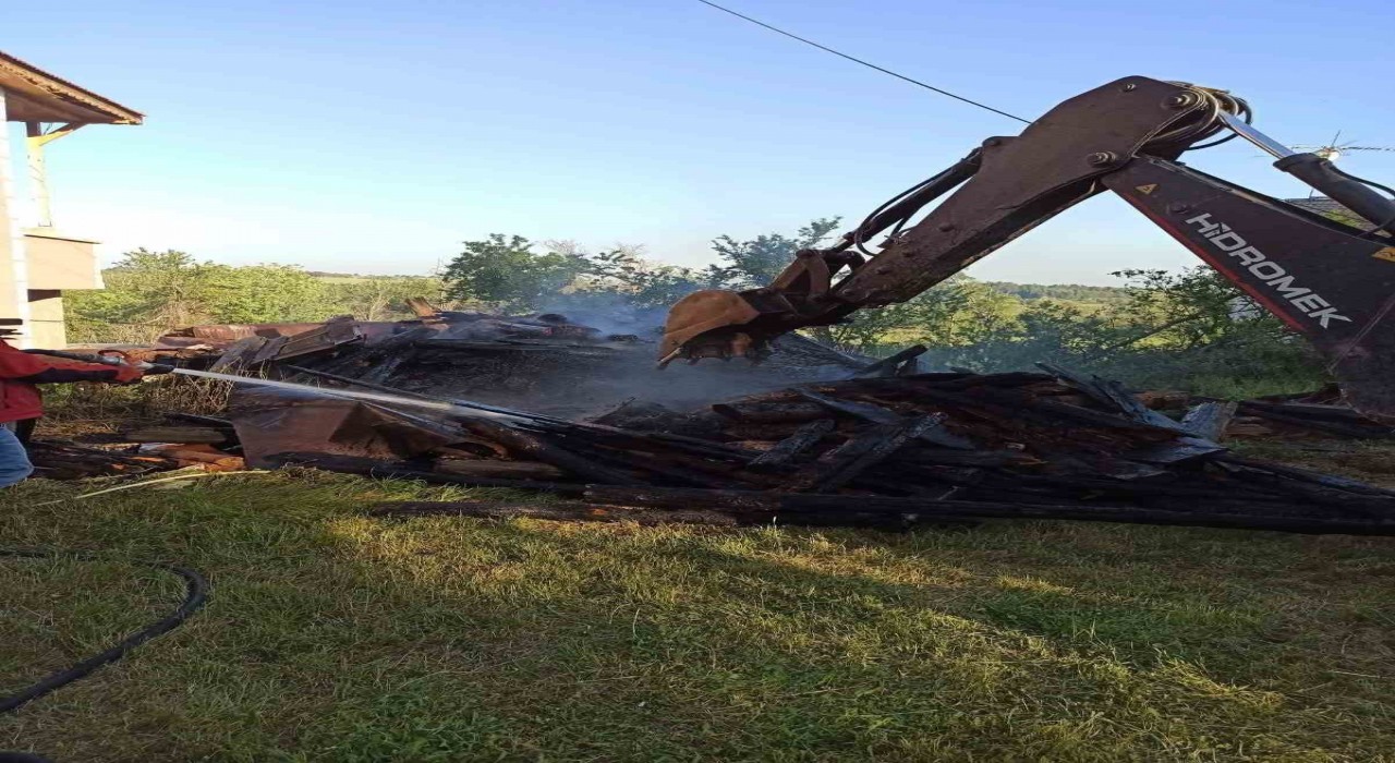 Boluda ahşap samanlık küle döndü