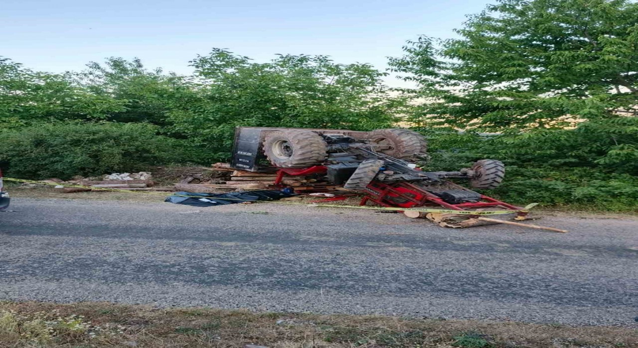 Boluda feci kaza... Kontrolden çıkan traktör devrildi: 1 ölü, 2 yaralı