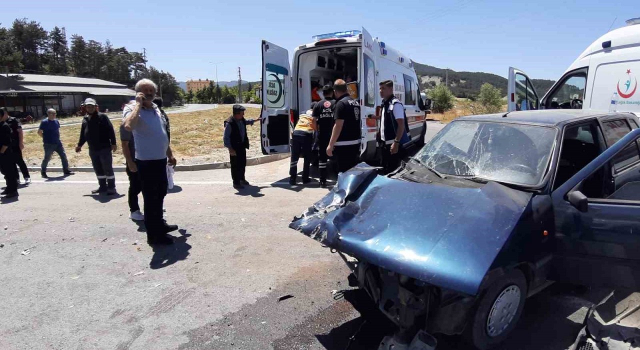 Boluda kavşakta süt kamyonu ile otomobil çarpıştı: 2 yaralı