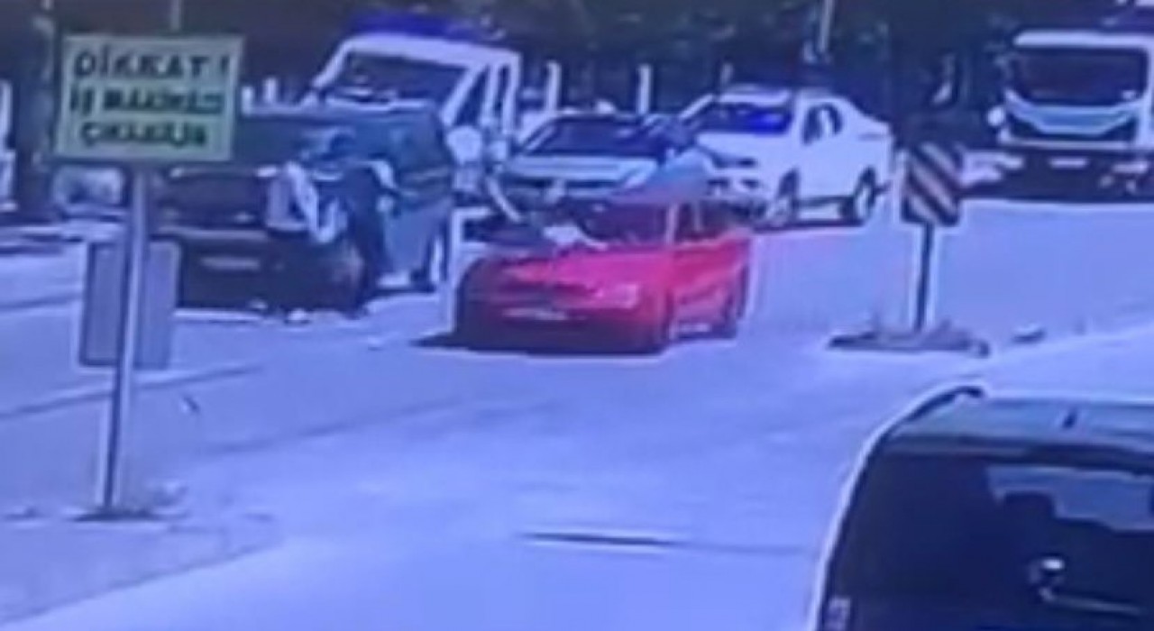 Boluda yola aniden çıkan 7 yaşındaki çocuğa otomobil çarptı: O anlar, güvenlik kamerasına yansıdı