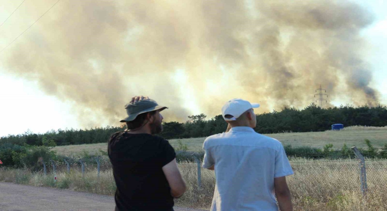 Bornova Yakaköyde yangın sebebiyle tahliyeler başladı