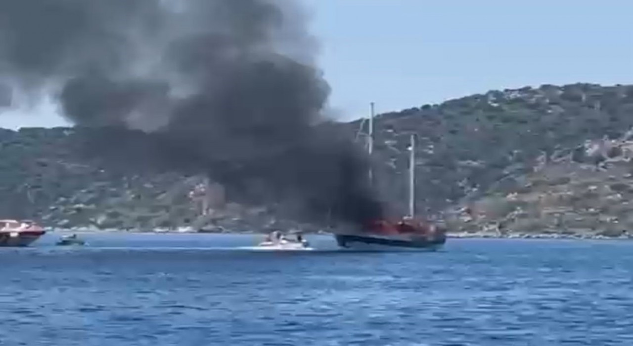 Bozburunda teknede yangın: Açığa alınan tekne battı
