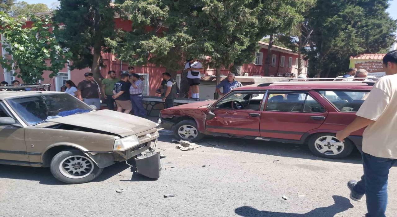 Bozdoğanda zincirleme trafik kazası: 2 yaralı