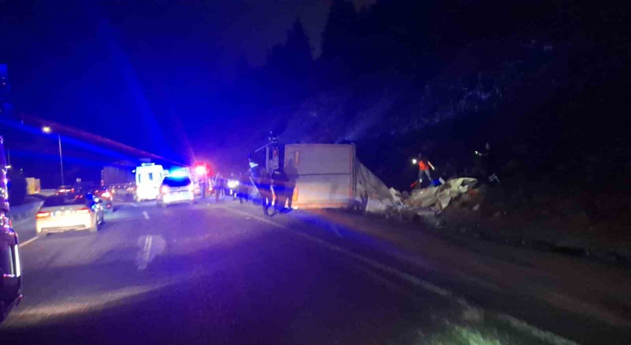 Bozüyükte çekici devrildi: 1 ölü, 1 yaralı