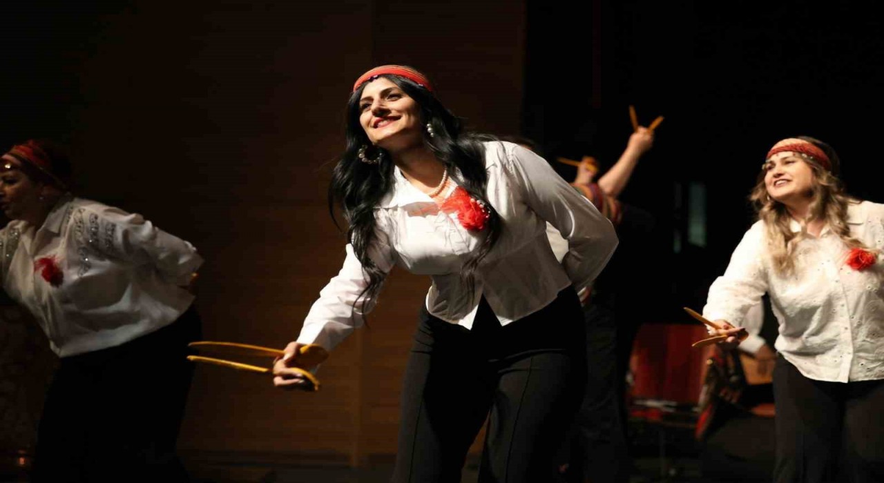 Bu gösteride salon hınca hınç doldu