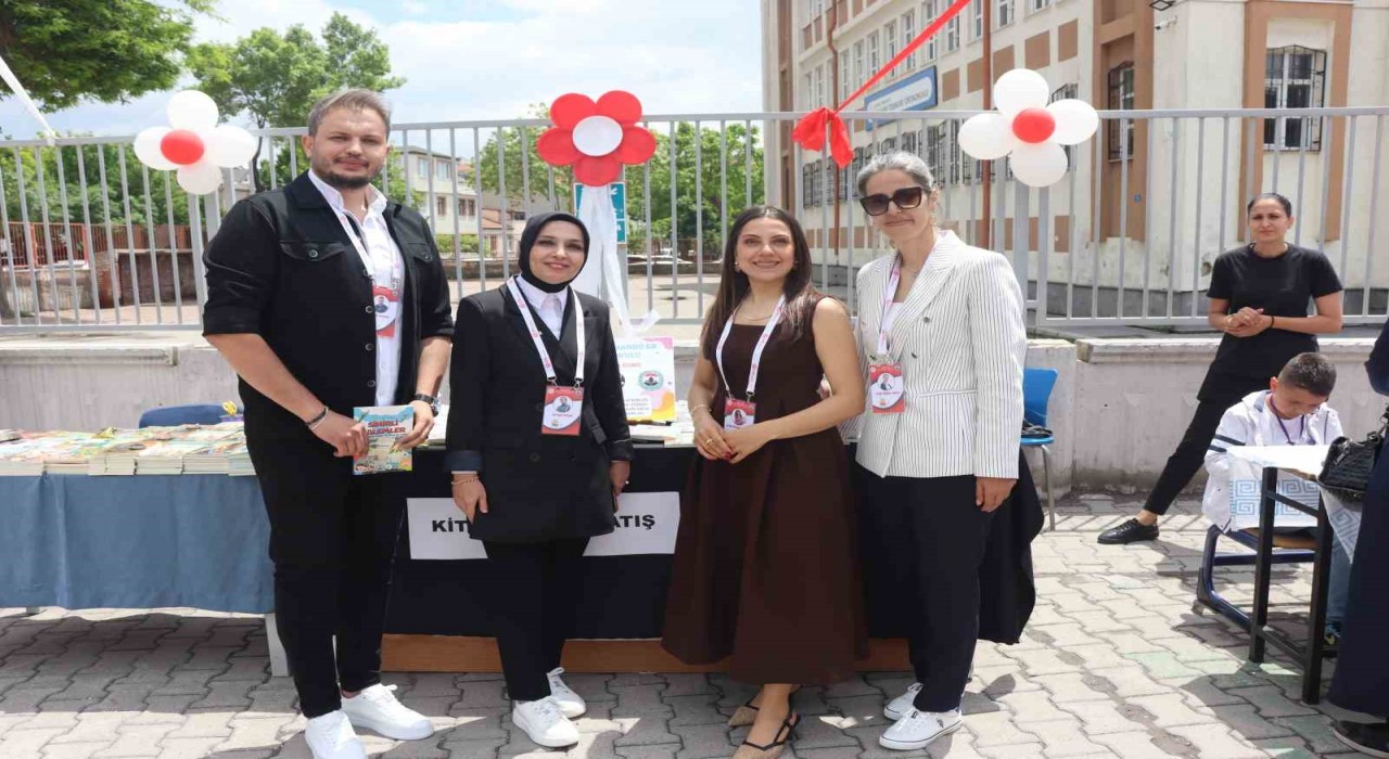 Bu kitabın 100 yazarı var