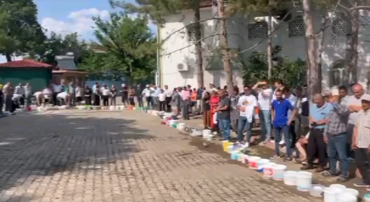 Bu köyde pişmiş kurban eti her eve giriyor