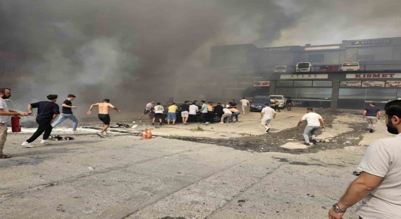 Buca Otokente sıçrayan orman yangında 25 araç kül oldu