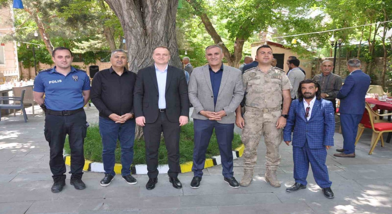 Bulanıkta protokol halkla  bayramlaştı