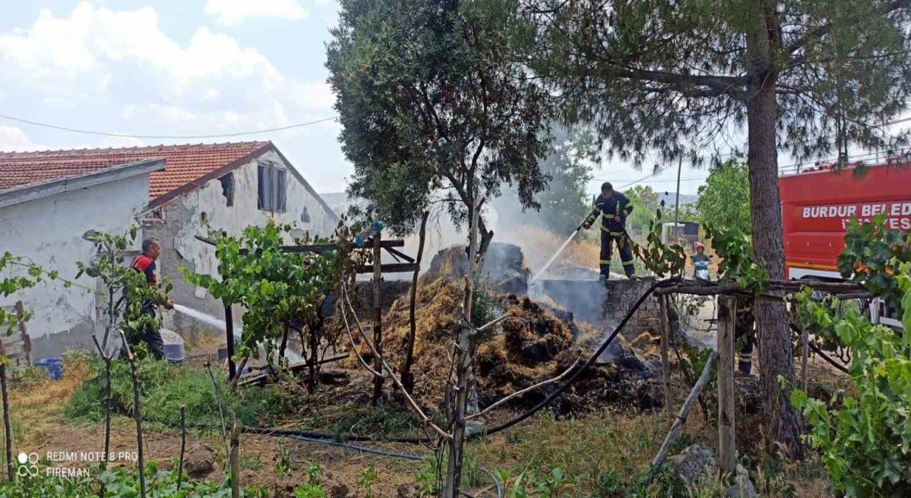 Burdurda 1 ton saman balyası yandı