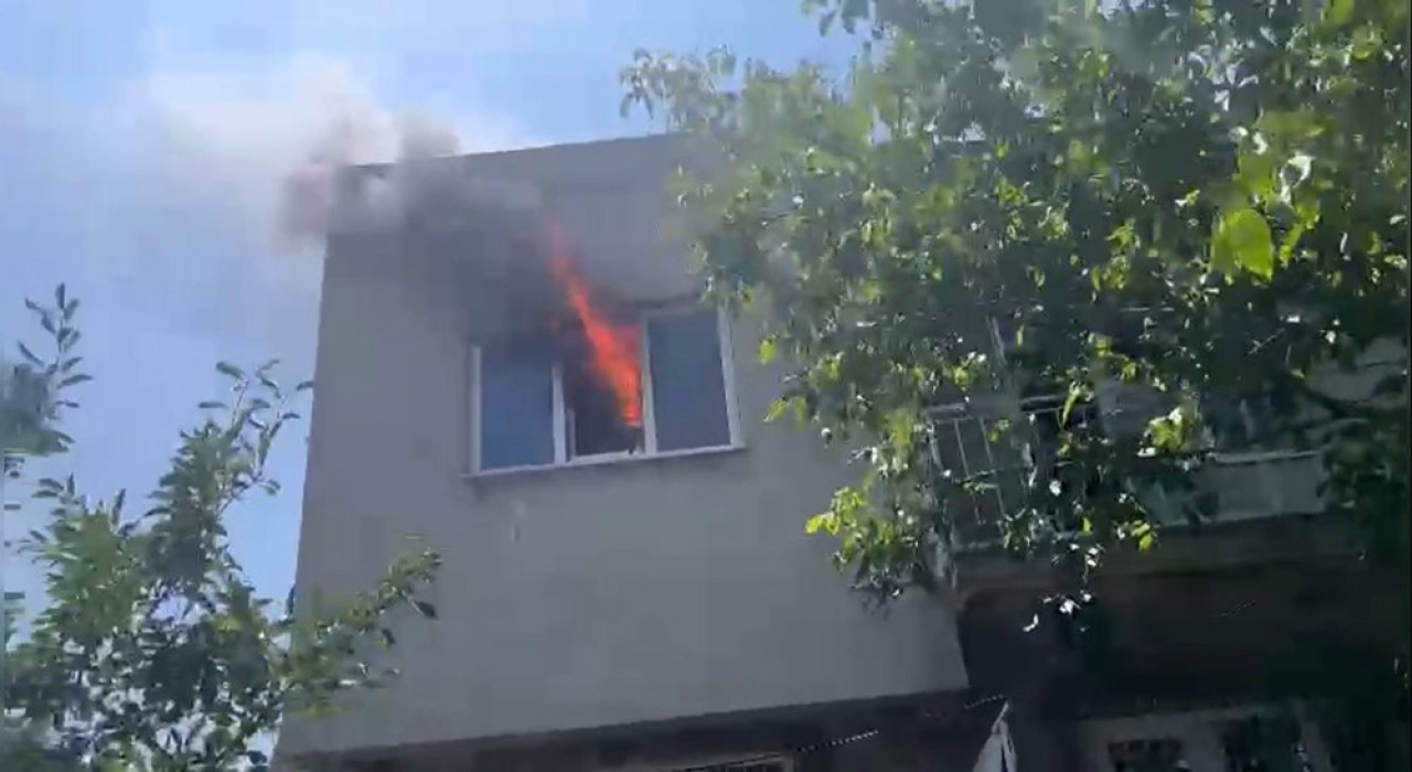 Burdurda iki katlı evde yangın