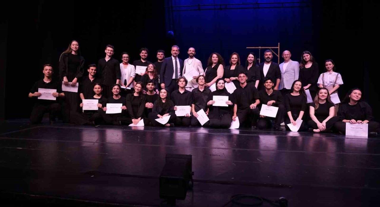 Bursa Devlet Tiyatrosunun kursiyerleri sahnede mezun oldu