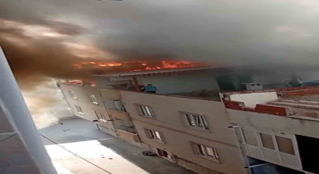 Bursada 3 katlı binanın çatı katı alev alev yandı