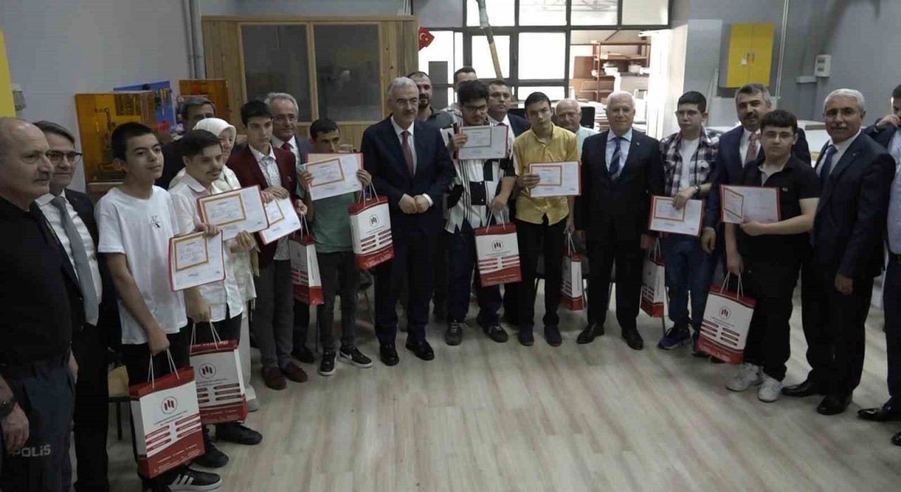 Bursada 656 bin 200 öğrenci karne heyecanı yaşadı