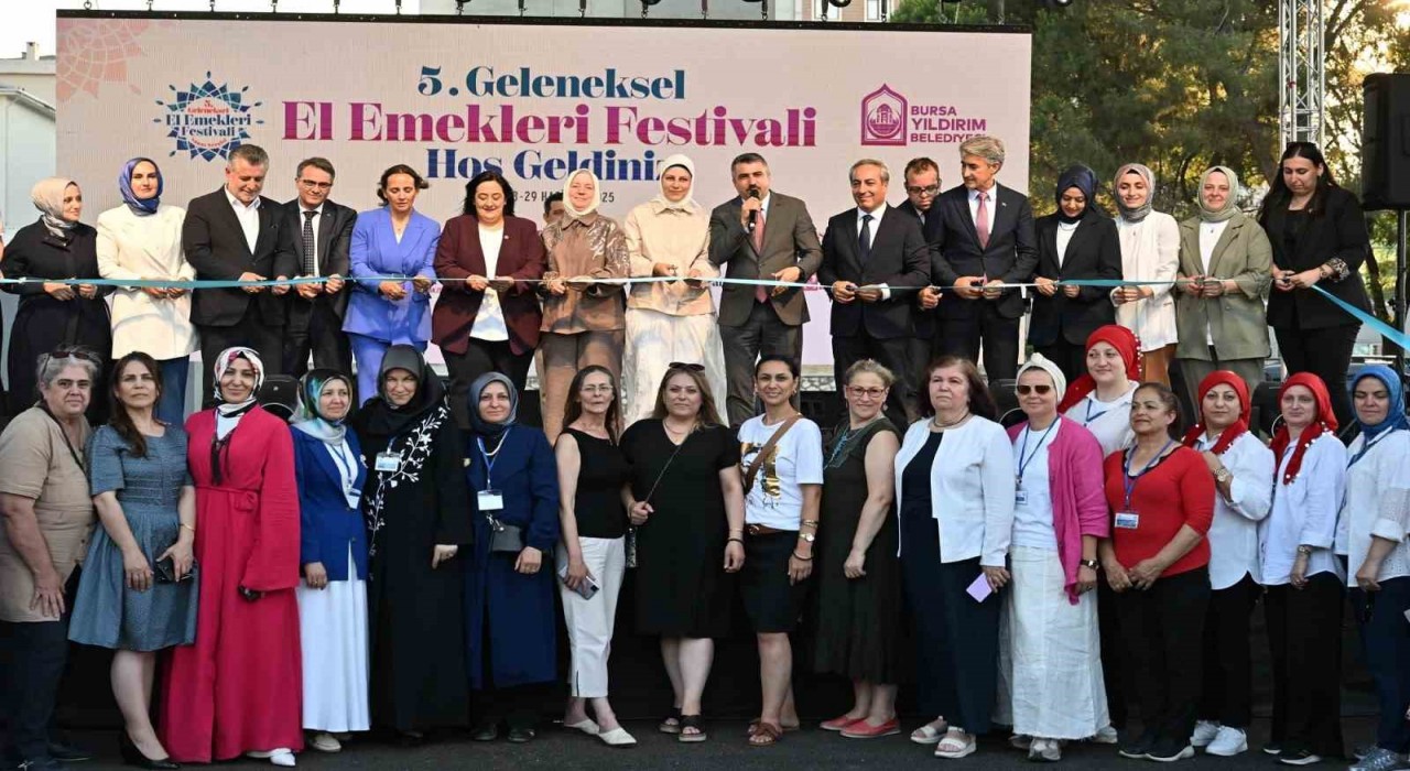 Bursada deprem bölgesi kadınlarının El Emekleri Festivaline büyük ilgi