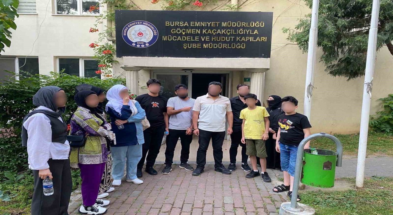 Bursada göçmen kaçakçılığı operasyonu: 12 yabancı uyruklu şahıs yakalandı, 3 şüpheli gözaltında