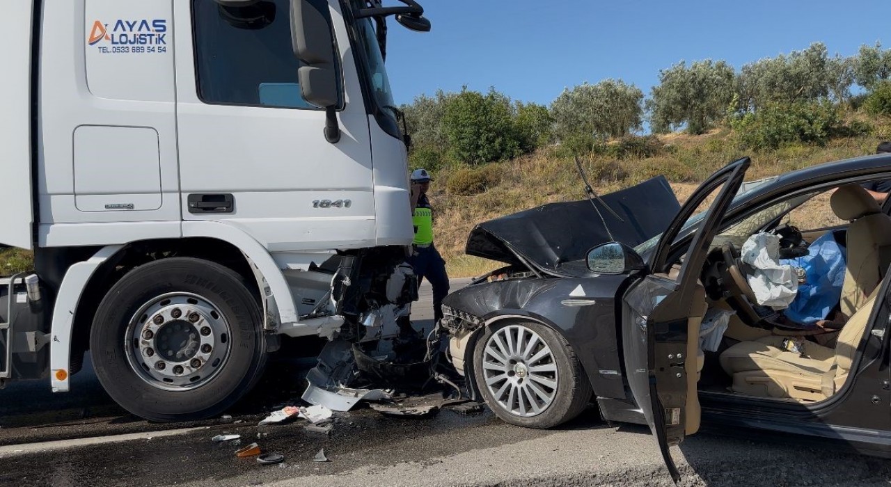 Bursada otomobil ile tır çarpıştı: 1 ölü, 2 ağır yaralı