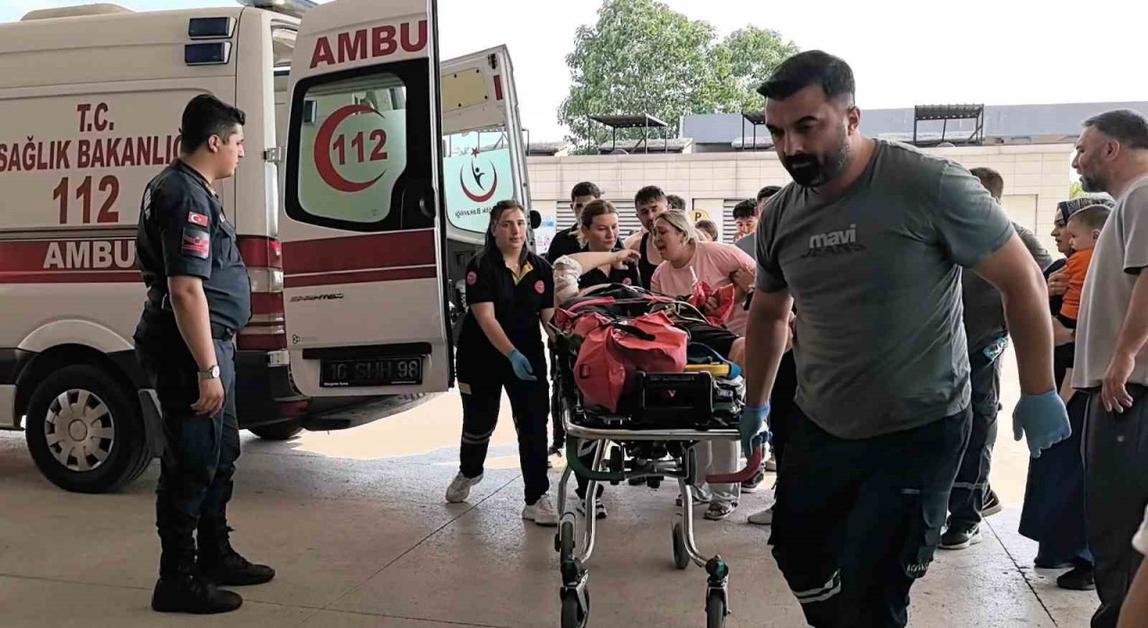 Bursada otomobile çarpan motosikletliler ağır yaralandı