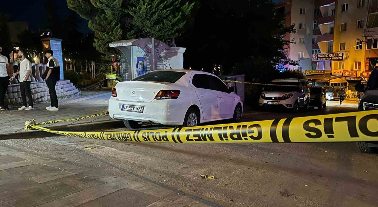 Bursada park halindeki araç kurşunlandı